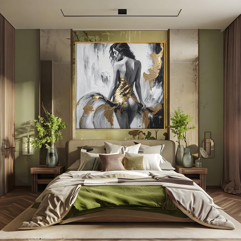 Tablou canvas cu tablou canvas cu silueta de femeie, in rama de aluminiu auriu, pe perete intr-un dormitor